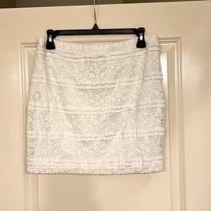 Forever 21 white lace bodycon skirt. Size L.